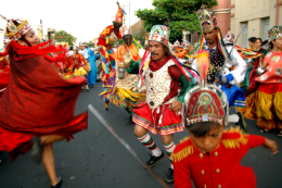 Imagem: Foto de apresentação do grupo Brincantes Cordão do Caroá na rua