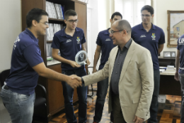 Imagem: Reitor recebe integrantes da equipe de vôlei masculino da UFC (Foto: Jr. Panela)