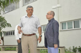 Imagem: O Prof. Odorico de Morais e o Reitor Jesualdo Farias, durante visita ao Núcleo (Foto: Guilherme Braga)