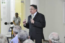 Imagem: O advogado Paulo Quezado, graduado em 1977, sugeriu uma ação que poderia se chamar "a experiência a serviço do colega" (Foto: Ribamar Neto)