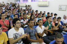 Imagem: Alunos no auditório assistindo palestra