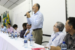 Imagem: Secretário de Ciência e Tecnologia, Inácio Arruda, fala para os estudantes em auditório