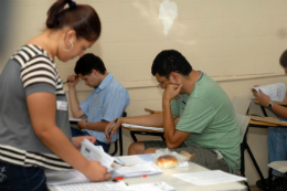 Imagem: Estudantes realizando prova em sala de aula