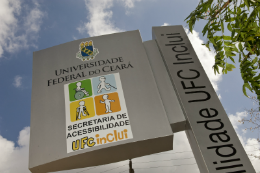Imagem: A Secretaria de Acessibilidade, localizada na área 1 do Centro de Humanidades, oferece acompanhamento pedagógico aos alunos com deficiência (Foto: CCSMI/UFC)