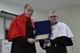 Imagem: Prof. Eugenio Raul Zaffaroni recebeu o título das mãos do Reitor em exercício, Prof. Henry Campos