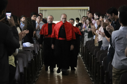 Imagem: Prof. Eugenio Raul Zaffaroni é conduzido para a solenidade na Faculdade de Direito
