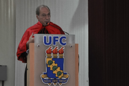 Imagem: Prof. Eugenio Raul Zaffaroni discursa no solenidade