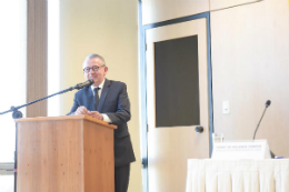 Imagem: Reitor Henry Campos discursando durante a cerimônia de posse