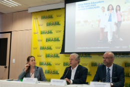 Imagem: A secretária de Regulação e Supervisão da Educação Superior, Marta Abramo, o ministro Janine Ribeiro e o secretário-executivo, Luiz Cláudio Costa, anunciam mudanças no curso de medicina (Foto: João Neto/MEC)