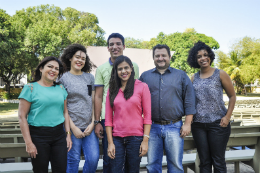 Foto de estudantes da UFC que conseguiram estágio por meio da agência, juntamente com seu coordenador, Rogério Mâsih, em frente à Concha Acústica (Foto: Ribamar Neto)