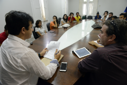 Imagem: O documento com as respostas da UFC foi entregue durante reunião com os estudantes (Foto: Jr. Panela)