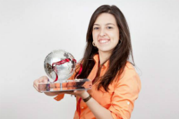 Foto da empreendedora Bel Pesce segurando troféu (Foto: Divulgação)