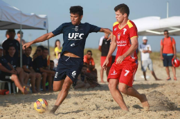 Imagem: Atletas disputando uma jogada durante partida de beach soccer