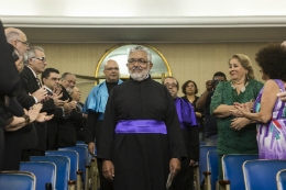 Imagem: A entrega do título foi realizada na noite de sexta-feira (27), no auditório da Reitoria da UFC (Foto: Ribamar Neto)