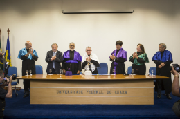 Imagem: A mesa foi formada pelo Reitor Henry Campos e o homenageado, além dos professores Custódio Almeida, Vice-Reitor; Márcia Machado, Pró-Reitora de Extensão; Sandro Gouveia, Diretor do Instituto de Cultura e Arte (ICA); Renê Barreira, ex-Reitor da UFC; e Pedro Eymar Barbosa Costa, Diretor do Museu de Arte (MAUC) (Foto: Ribamar Neto)