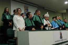 Imagem: O Reitor Henry Campos presidiu a solenidade de colação (Foto: Divulgação)