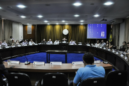 Imagem: Integrantes do CEPE sentados em círculo, durante reunião em uma sala