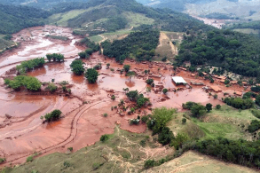 Imagem: Distrito de Bento Rodrigues, zona rural de Mariana, foi tomado por rejeitos minerais (Foto: Corpo de Bombeiros/MG)
