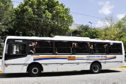 Imagem: Ônibus da UFC circulando pelas dependências da Universidade