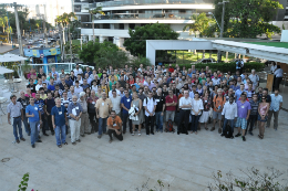 Foto: participantes do evento posam para foto coletiva