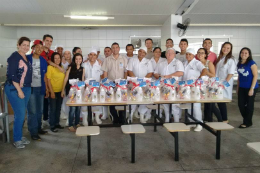 Imagem: Estudantes em pé juntos com funcionários do Restaurante Universitário (Foto: Divulgaçação)