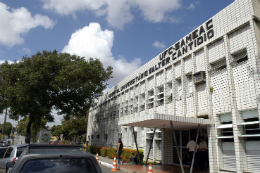 Imagem: Fachada do Hospital Universitário Walter Cantídio (HUWC)