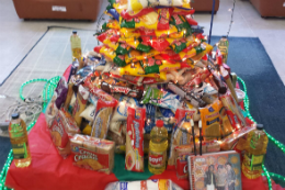 Imagem: Foram arrecadados, no Departamento de Física, mais de 25 kg de feijão, 35 pacotes de farinha de milho, 14 pacotes de macarrão, entre outros produtos alimentícios (Foto: Amélia Barrocas)