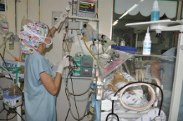 Imagem: Enfermeira atende na UTI neonatal da MEAC