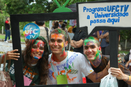 Imagem: Calouros posam para fotos no Campus do Pici durante matrícula em 2012 (Foto: Programa UFCTV)