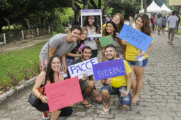 Imagem: Estudantes veteranos da UFC foram receber os novos colegas (Foto: Jr. Panela)