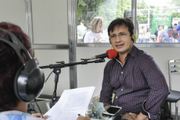 Imagem: Vice-Reitor Custódio Almeida concedendo entrevista no estúdio da Rádio Universitária FM
