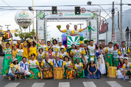 Foto: integrantes do grupo posam na Avenida Domingos Olímpio