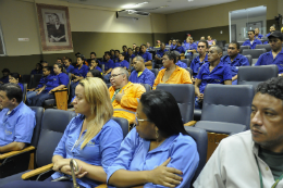 Imagem: Servidores terceirizados atentos à palestra no auditório