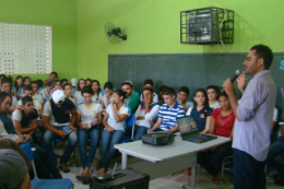 Imagem: O doutorando em Saúde Coletiva da Faculdade de Medicina da UFC, Clemilson Nogueira Paiva, em palestra a estudantes de Quixadá