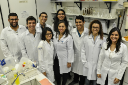 Imagem: Estudantes da Biotecnologia que desenvolvem projeto de combate às larvas do Aedes aegypti
