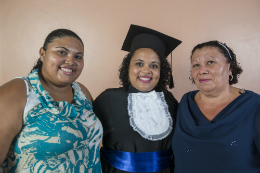 Imagem: A agrônoma Ana Paula Cosme recebe o carinho de familiares (Foto: Viktor Braga/UFC)