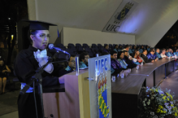 Imagem: Natália Carvalho de Araújo, concludente do Curso de Finanças, foi a oradora representante dos formandos (Foto: Viktor Braga/UFC)