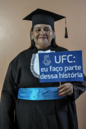 Imagem: Raimunda Lêda, de 52 anos, formou-se em Pedagogia (Foto: Viktor Braga/UFC)