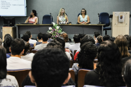 Imagem: A Diretora do Centro, Profª Vládia Borges, começou a programação dando as boas-vindas aos estudantes (Foto: Ribamar Neto/UFC)