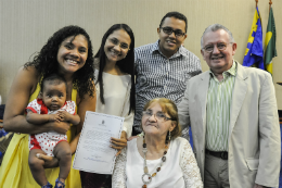 Imagem: O Reitor Henry Campos entregou o Termo de Posse a cada um dos 34 novos servidores (Foto: Viktor Braga/UFC)