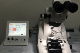 Imagem: Ultramicrótomo permite cortes ultrafinos (até 20 nanômetros de espessura) em vários tipos de materiais (Foto: Divulgação)