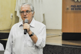 Imagem: Prof. Carlos Couto de Castelo Branco, o mais antigo em atividade no Departamento de Farmácia