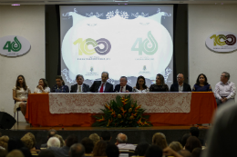 Imagem: Mesa da solenidade contou com diversas personalidades (Foto: Viktor Braga/UFC)