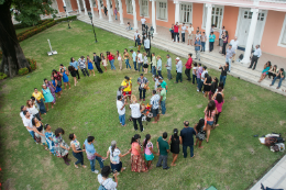 Imagem: Torém foi dançado no jardim interno da Reitoria para celebrar o lançamento dos livros (Foto: Viktor Braga/UFC)