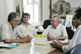 Imagem: Encontro do Reitor Henry Campos com Eudoro Santana, no Gabinete do Reitor