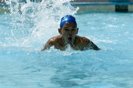 Imagem: Criança nadando na piscina do Campus do Pici