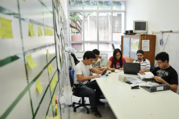 Imagem: A UFC possui várias empresas juniores, compostas por estudantes sob a orientação de professores (Foto: Ribamar Neto/UFC)