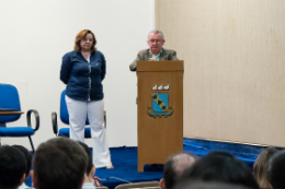 Imagem: Reitor da UFC, Prof. Henry Campos, falou na abertura do curso tendo ao lado a Pró-Reitora de Administração, Profª Denise Correa (Foto: Viktor Braga/UFC)