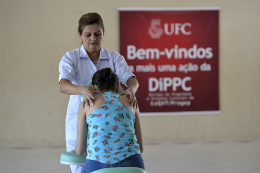 Imagem: Foto de servidora sentada em cadeira de massoteraia recebendo massagem de profissional