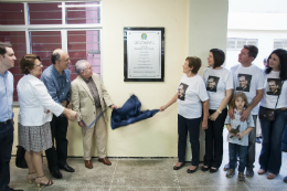 Imagem: Reitor Henry Campos descerra placa de reinauguração do prédio do Departamento de Engenharia de Teleinformática, que recebeu o nome do Prof. Alexandre Moreira de Moraes (in memorian)